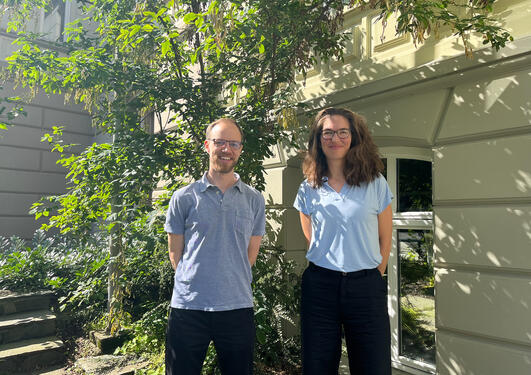 A photo of Georg and Franca outside the institute of comparative politics