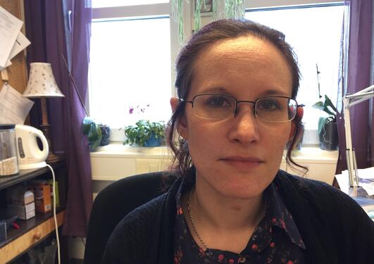 Professor Kristine Jørgensen, Institutt for informasjons- og medievitenskap, Universitetet i Bergen (UiB), fotografert på sitt kontor i april 2017 i anledning opprykk til professor.