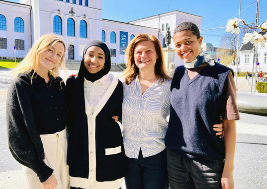 Bildet viser Mia Torgersen Milde, Nora Abdalla Mohammed, Pinar Heggernes og Michelle Odette Iversen Badiane som arbeider for et mangfoldig studentmiljø.