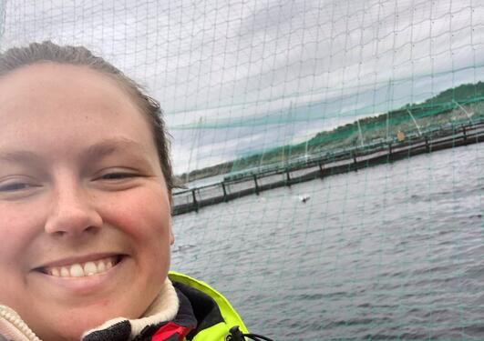 Anna K. Enerstvedt på fiskeoppdrettsanlegg