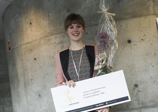 Ingrid Fjellberg med premien og blomster