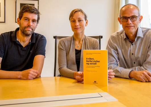 Jørn Jacobsen, Linda Gröning og Erling Johannes Husabø viser frem sin nye bok i strafferett