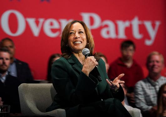 Kamala Harris snakker i mikrofonen