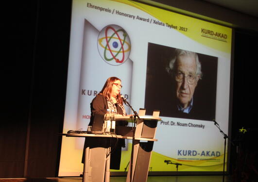 Kariane Westrheim tar imot Kurd-Akad pris for Noam Chomsky, 2017.