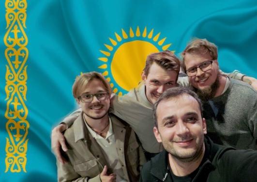 Studenter foran flagget til Kasakhstan