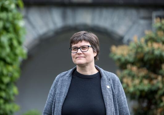 Energidirektør Kristin Guldbrandsen Frøysa, Universitetet i Bergen(UiB). Fotografert i hagen ved Universitetsmuseet i Bergen, juni 2018.