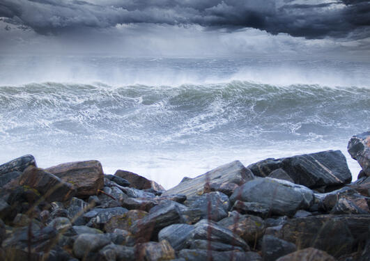 Illustrasjonsbilde: Hav med store bølger sett fra en steinstrand