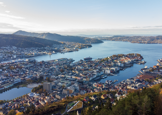 Bergen by oversiktsbilde. 