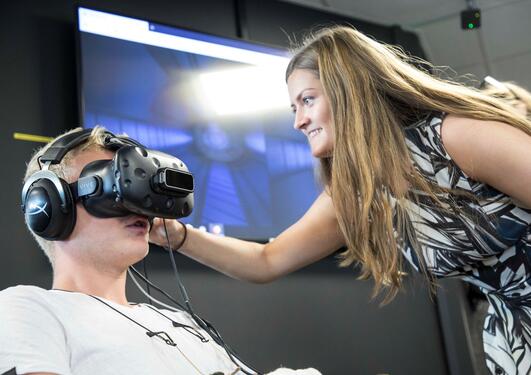 Media Futures bilde av student med VR briller