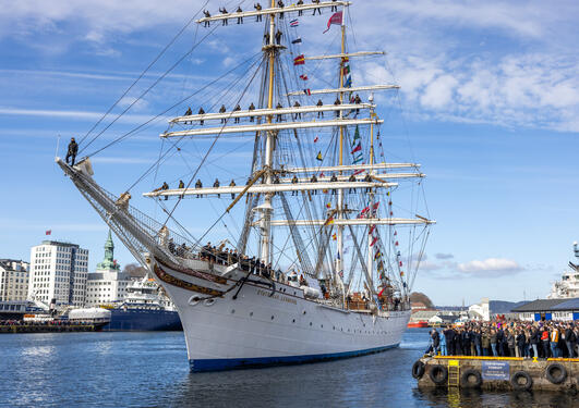 Statsraad Lehmkuhl ankommer bryggen i Bergen