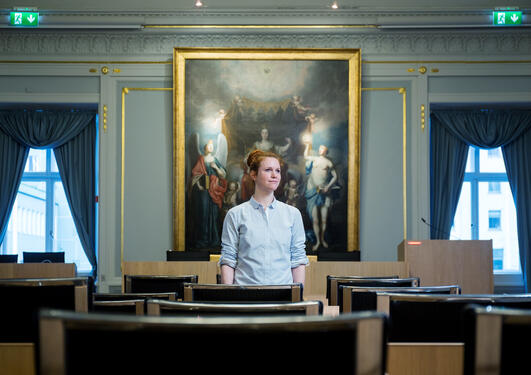 Forsker i sammenliknende politikk ved Universitetet i Bergen, Yvette Peters, avfotografert i bystyresalen i gamle Bergen rådhus i mars 2017.