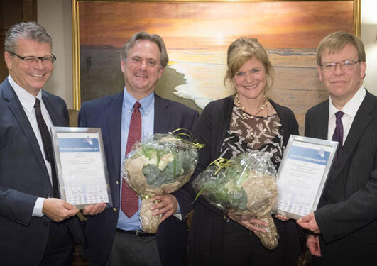 Gruppefoto: Herlof Nilssen, administrerande direktør i Helse Vest RHF, James Lorens, Helga Salvesen og Baard-Christian Schem, fagdirektør i Helse Vest RHF.