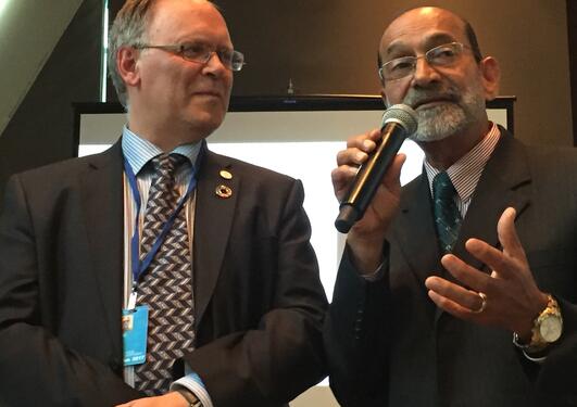 Jarl Giske fra Universitetet i Bergen (t.v.) og Rajesh Chandra fra University of the South Pacific lanserer et unikt marint professorat i Stillehavet under FNs havkonferanse i New York 7. juni 2017.