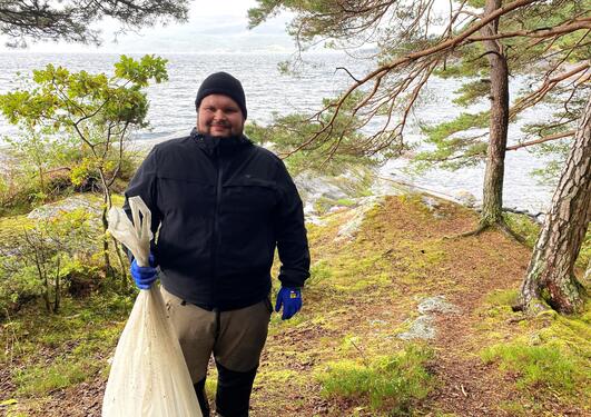 Geografi-student Eirik Kilhavn, som skriver masteroppgave om plastforsøpling.