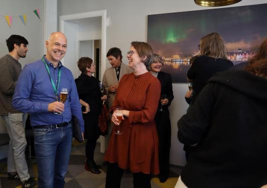 Picture of people celebrtaing. Erik Sandquist and Elisabeth Ivarsflaten in the front.