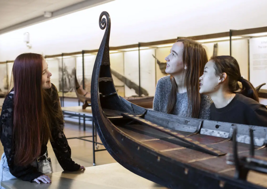 Picture of students looking at viking ship.