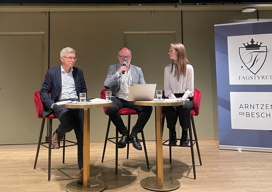 Silje Sofienlund i en debatt om "rettigheter på hjemmekontor" arrangert av Fagstyret ved Det juridiske fakultet i Bergen.