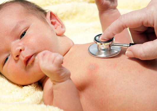 stetoskopi av nyfødt baby