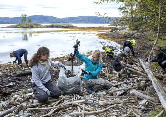 Ungdom rydder strand for plast