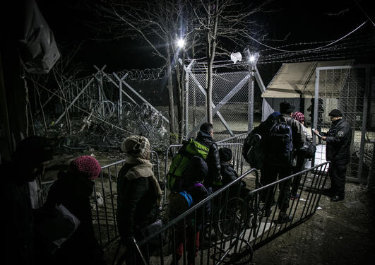Flyktninger venter ved en grensepassering mellom Makedonia og Hellas i februar 2016.