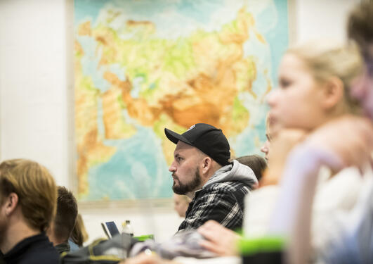 Student på Institutt for sammenliknende politikk ved Universitetet i Bergen (UiB) følger oppmerksomt med under en forelesning.