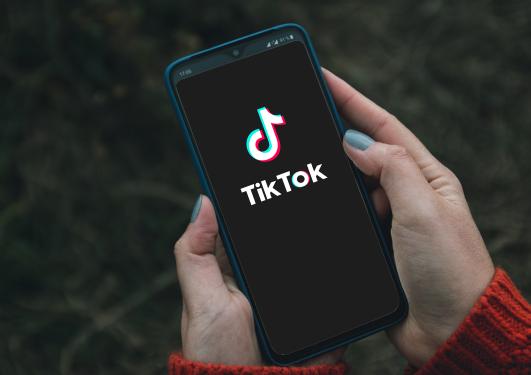 Bilde av person som ser på TikTok. 