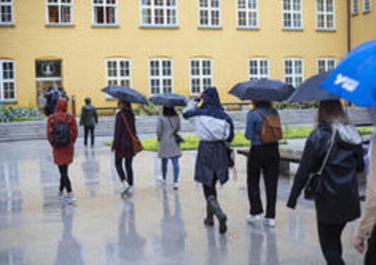 Students in the rain in front of Sydneshaugen skole