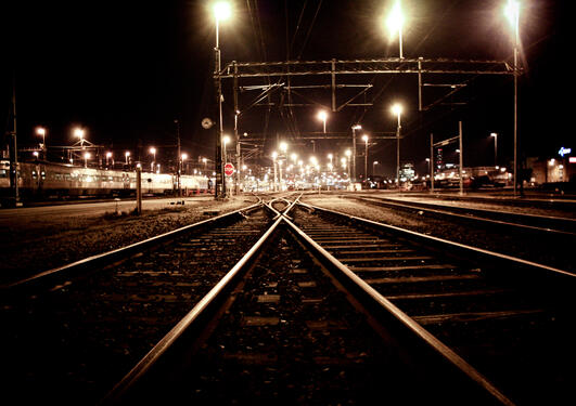 togskinner inn mot stasjonen om natten