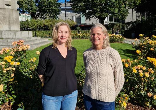 Ane Johannessen og Merethe Hustoft i byparken en sommerdag