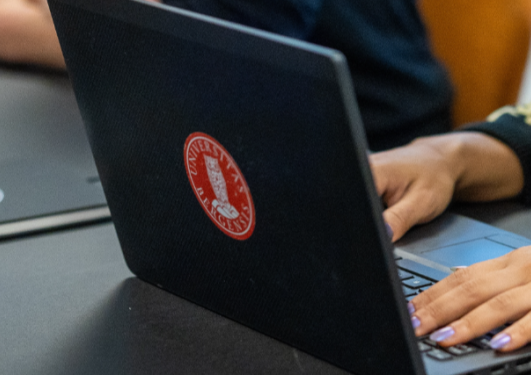 Nærbilde av laptop med logoen til Universitetet i Bergen på