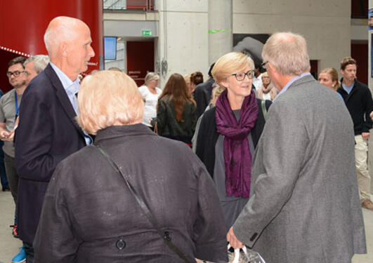 Mingling i vrimlearealet ved opninga av CCBIO Research School for Cancer Studies