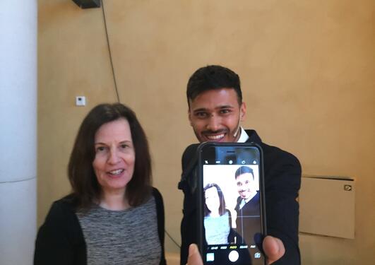 Den indiske selfiejournalisten Yusuf Omar og professor Astrid Gynnild fra Universitetet i Bergen under konferansen Mobil-spotting i mediene i Bergen 12. januar 2017.